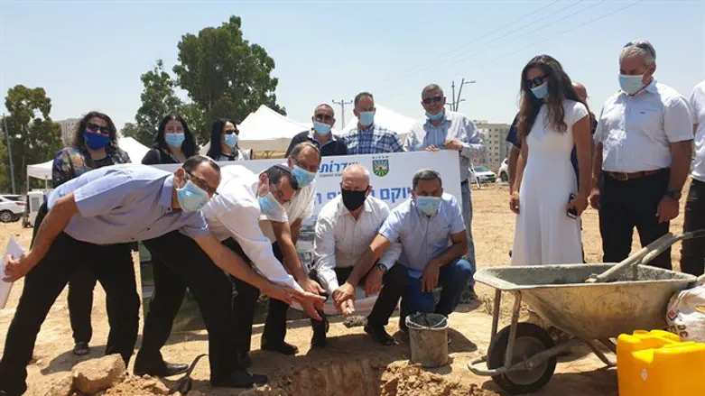 הנחת אבן הפינה