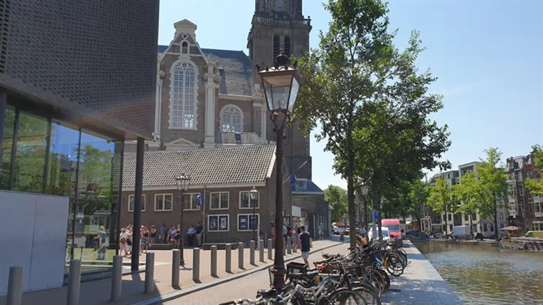 The sidewalk along the Anne Frank House is conspicuously empty compared to its u