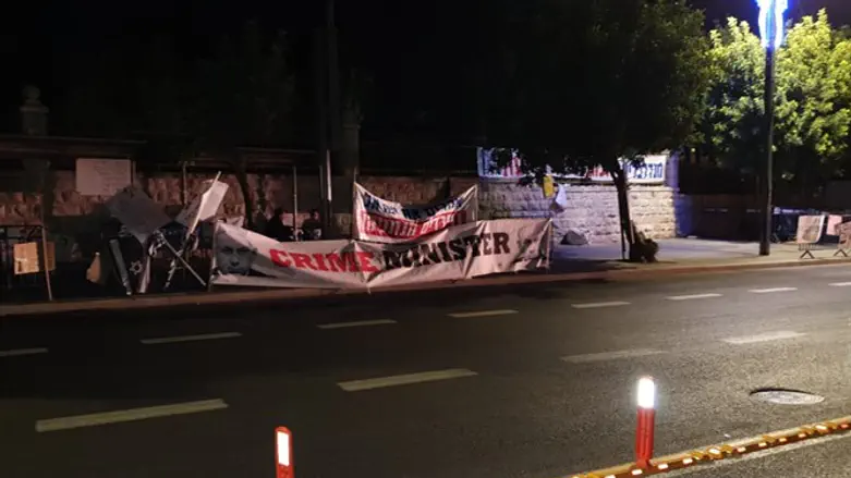 על המדרכה ללא פיקוח