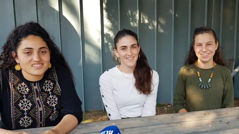 בנות השירות של 'זהות' רחובות