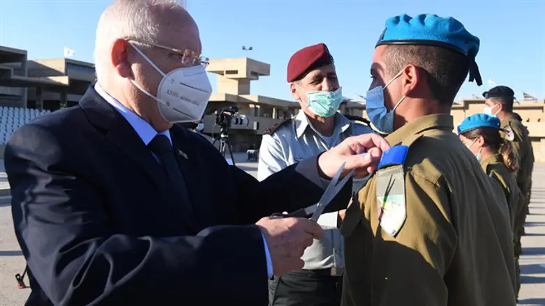 Rivlin at officers' course graduation