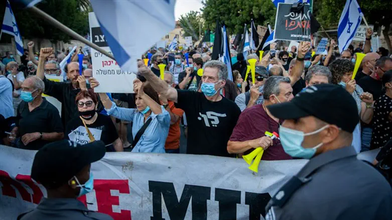 מנסים להתיש את המארגנים במעצרים כדי לעצור את הפעילות. הפגנה מול בית רה"מ