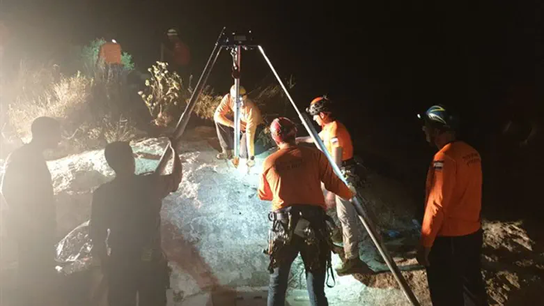 Спасатели помогают мальчикам выбраться из колодца около Кдумим