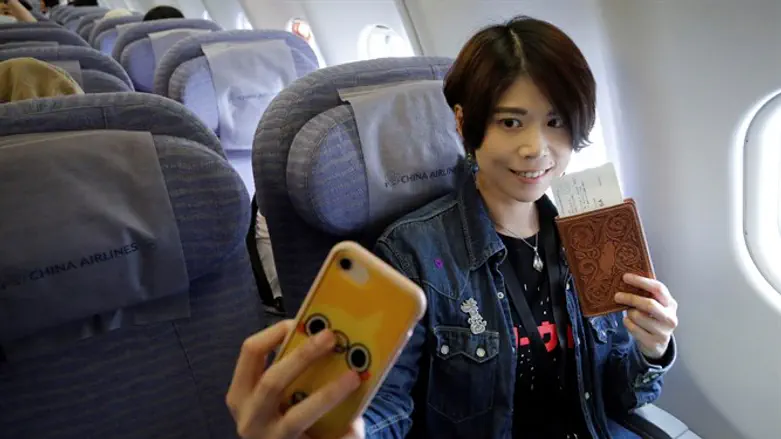 לטוס בכאילו