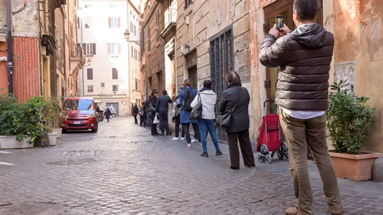 Social distancing in Rome