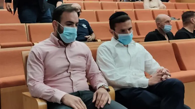 בר זכאי (משמאל) בדיון