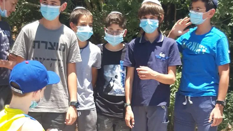 איתי רימל ישוב על כיסא גלגלים
