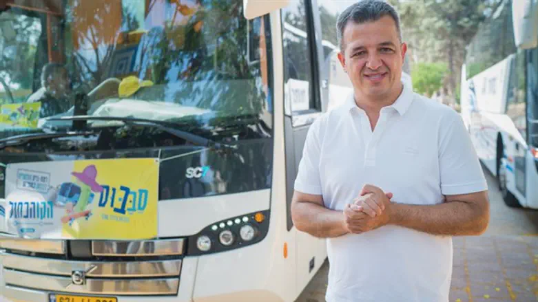 Кармель Шама ха-Коэн рядом с субботним автобусом