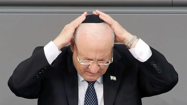 Реувен Ривлин надевает кипу