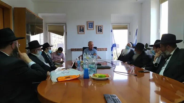 יואב גלנט ורבני חב"ד