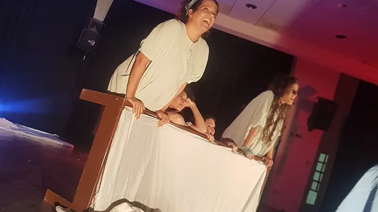 ראש החוג משחקת במופע