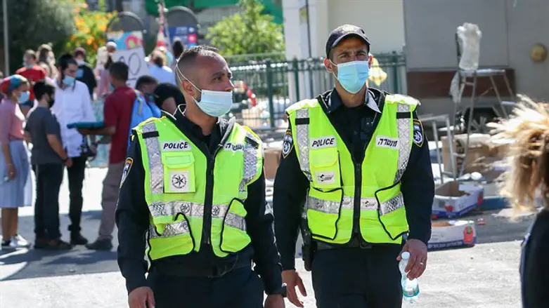 Police force mask compliance