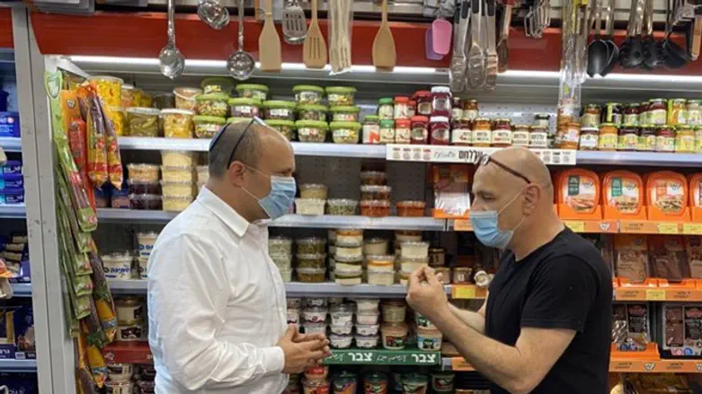 בנט בשיחה עם בעל מכולת