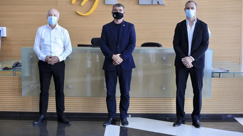 מימין: מנכ''ל הפארק רועי צוובנר, שר החוץ גבי אשכנזי, מנכ"ל גב-ים אבי יעקובוביץ' 