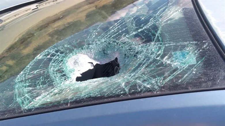 Стекло машины, разбитое камнем. Иллюстрация