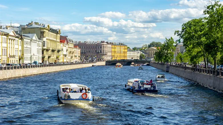 Река в России (иллюстрация)