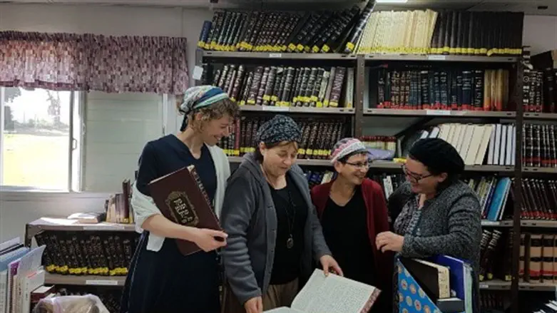 "אין שום איסור שאישה תפסוק הלכה". הרבניות מגישות העתירה