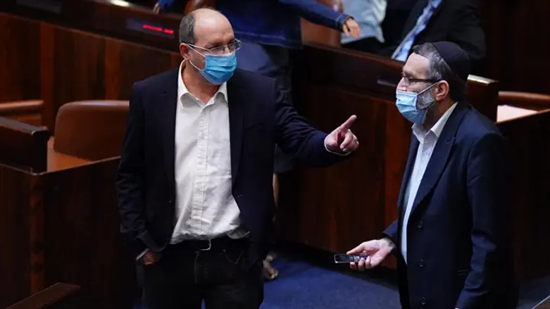 השר אבי ניסנקורן במליאה עם ח"כ גפני