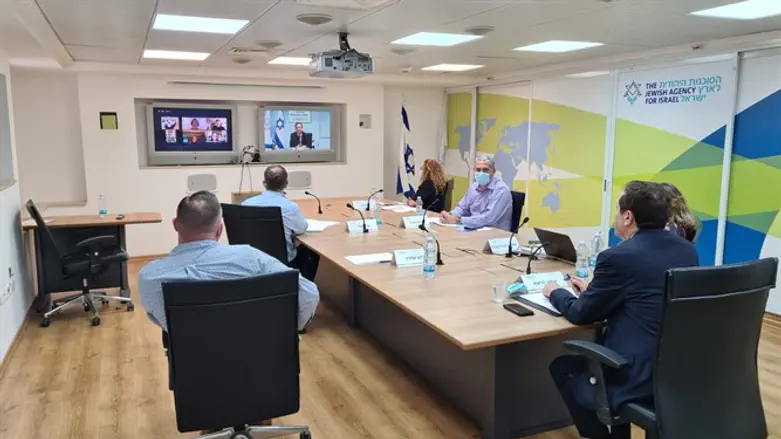 Isaac Herzog speaking with community leaders