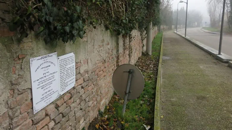 הכניסה לבית הקברות במנטובה, איטליה