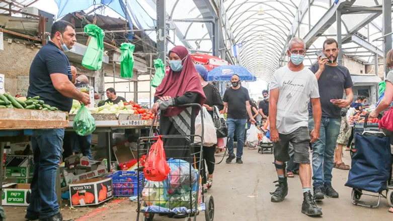 אום כולתום במקום לוחמי הגטאות. השוק ברמלה