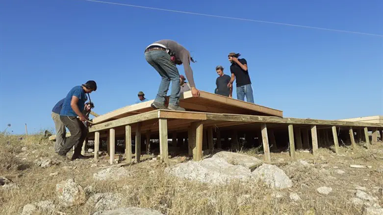 Восстановление поселенцами разрушенных домов 