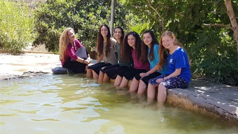 נוער היישוב במעיין בטלמון