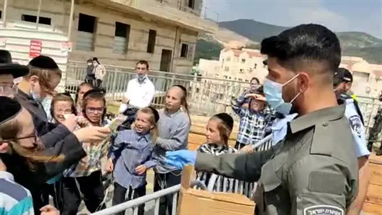 Полицейский раздает детям мороженное в Бейт-Шемеше