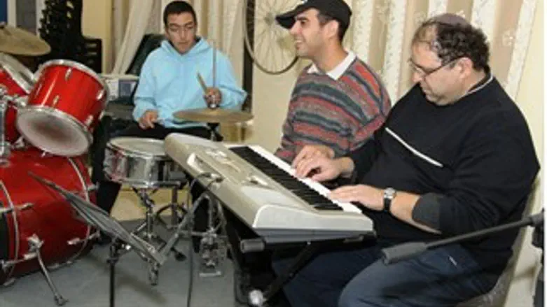 החניכים מנגנים בטקס חנוכת הבית