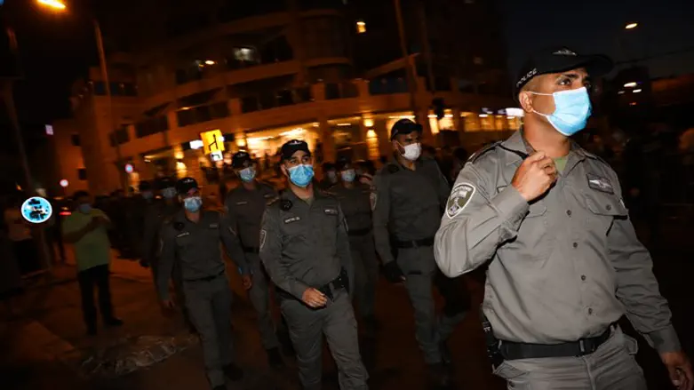 שוטרים בהפגנה בירושלים