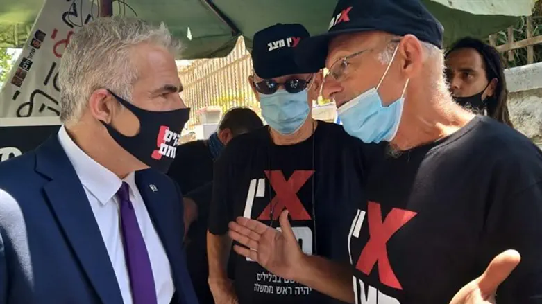 Lapid at protest tent