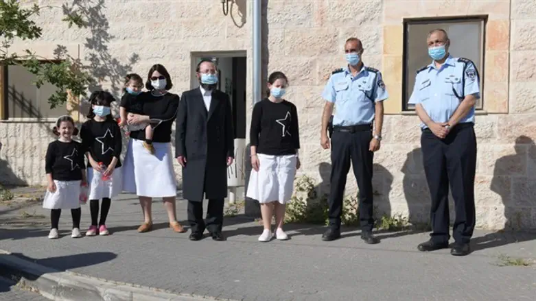 Члены семьи девочки с офицерами полиции