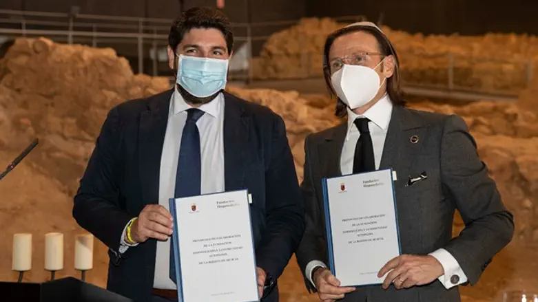 Murcia Pres. López Miras and Foundation Pres. David Hatchwell in Lorca's old synagogue