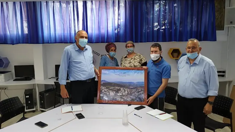 נציגי הקהילות הדתיות בנוף הגליל מודים למוטי יוגב