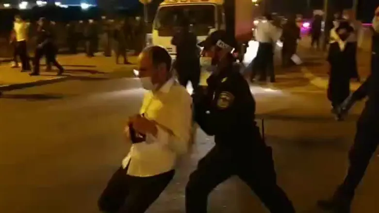 Нападение полицейских на Акиву Вайса