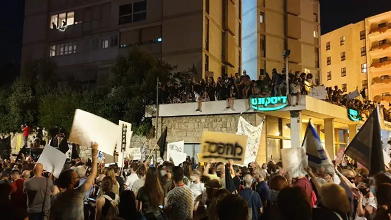 הפגנת השמאל מול בית ראש הממשלה