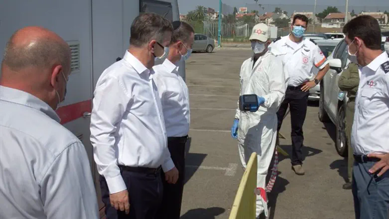 השר אדלשטיין וסגנו בניסוי הבדיקה המהירה