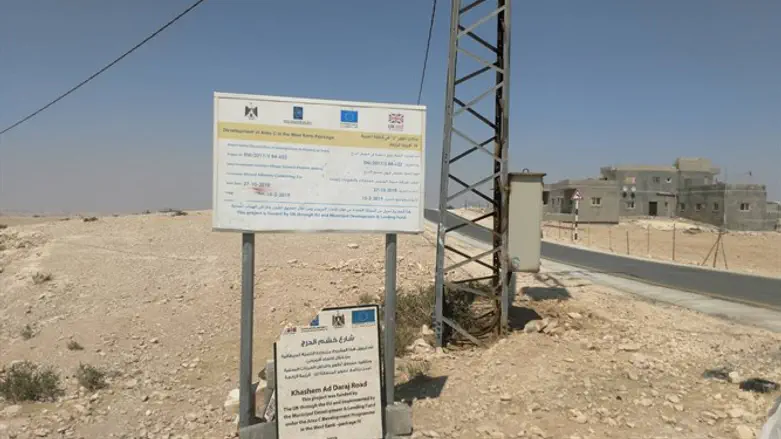 שלט המצביע על פרוייקט שמוביל האיחוד לבנייה בלתי חוקית