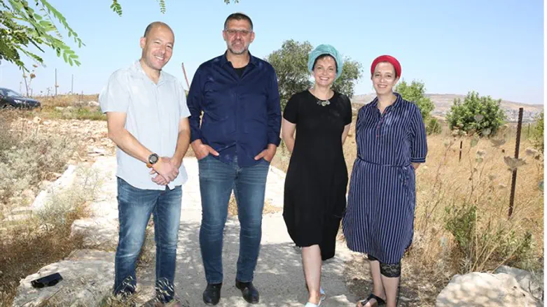 עדי מאמו, אביטל לוז, אביחי בוארון ודורון ניר-צבי על חורבות היישוב עמונה
