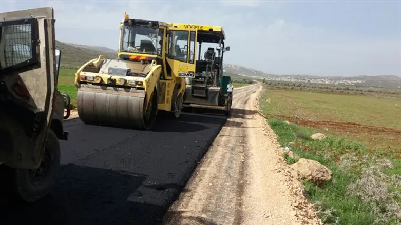 ג'יפ צבאי עוצר עבודות לא חוקיות בשטחי C
