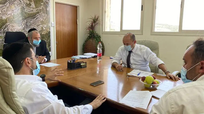 האלטרנטיבה היחידה למדיניות של רה"מ מגיעה מימין. בנט בסיור בביתר עילית