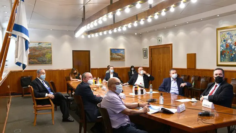 Премьер-министр Биньямин Нетаньяху на совещании по оценке ситуации