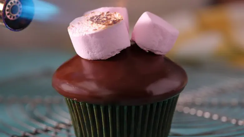 מאפינס שוקולד עם מרשמלו חרוך