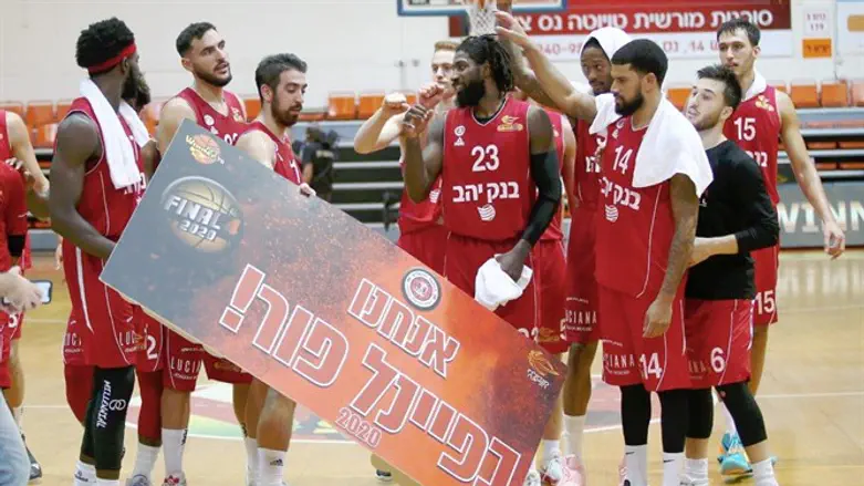 שחקני הפועל חוגגים הערב העפלה שמינית ברצף