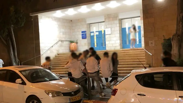 התלמידים מחוץ לבית הספר, אמש