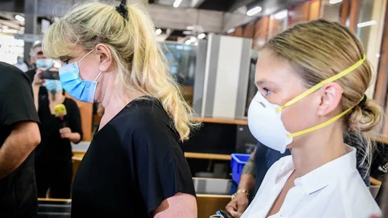 Бар Рафаэли (справа) в суд