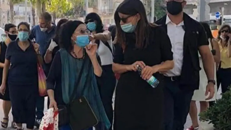 השרה אורלי לוי אבקסיס בסיור בדרום תל אביב