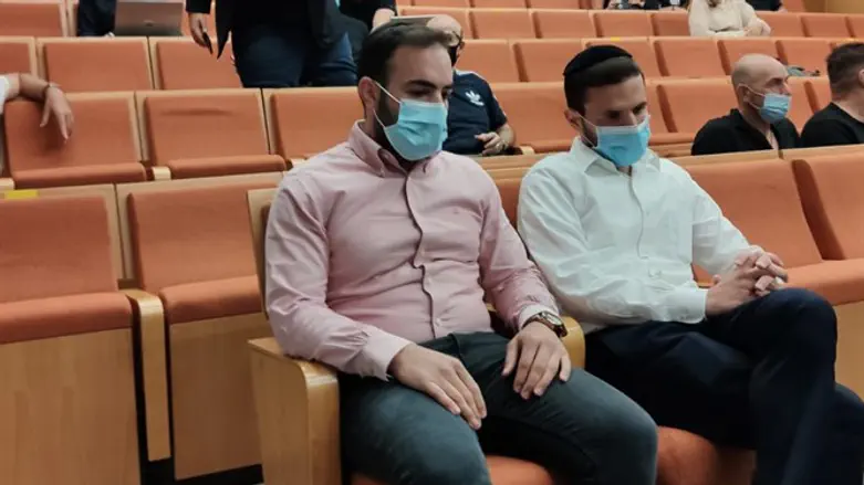 בר זכאי (משמאל) בדיון