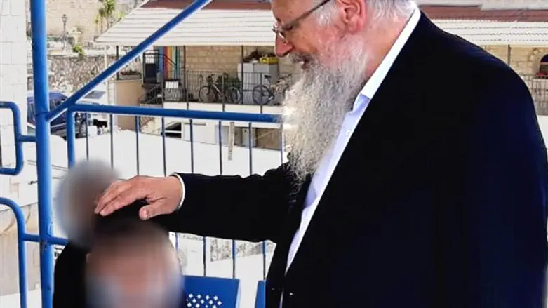 לפני הקורונה: הרב אליהו מברך את הילדים