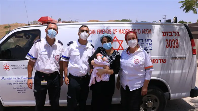 מימין: פראמדיקית מדא אורית אוחנה, רעות ואבי עברי וחובש בכיר במדא מתי כרמי